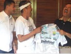 Haji Umuh Hadiahi Dedi Mulyadi Jersey Persib