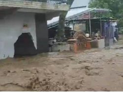 Tanggul sungai jebol,3 Rumah Rusak