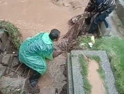 Longsor, Makam Rusak dan Mayat Hanyut