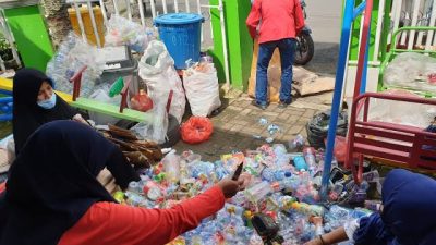 Volume Sampah Menggila, Ibu-ibu Terdepan Kelola Sampah
