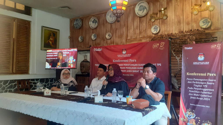 Jajaran KPU Jabar saat memberikan penjelasan soal meninggalnya enam orang petugas KPPS (Dok KPU Jabar)