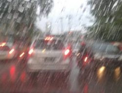 Waspadai Macet dan Hujan Petir Saat Malam Tahun Baru 2025