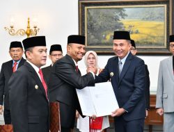 Bey Serahkan Keputusan Perpanjangan Penjabat Bupati Subang dan Majalengka