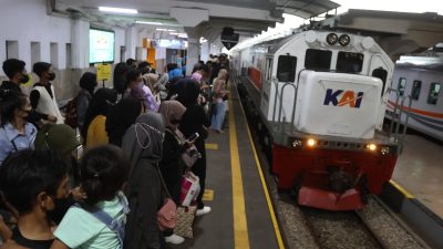 Libur Nataru, Satu Juta Penumpang Padati Commuter Line di Bandung Raya