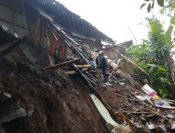 Hujan Deras dan Longsor, Satu keluarga Tertimbun Tebing belakang Rumah