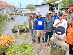 Bey Machmudin Tinjau Bencana Banjir Rob di Subang