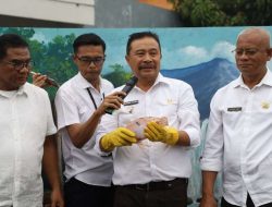 Pj Bupati Garut Panen Perdana Ikan Hasil Program Serikandi-Biru
