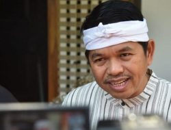 Totopong atau Ikat Kepala Menjadi Ciri Khas Cagub Jabar Dedi Mulyadi