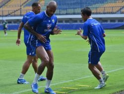Didera Cidera, Dua Penyerang Persib Diragukan Tampil saat Jamu PSM Makassar
