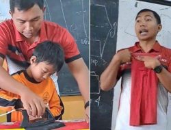 Dede Sulaeman, Guru Nu Ngajar Murid SD nyetrika Baju di Sakola