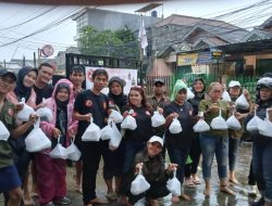 LSM Trinusa Bagi Takjil, Santunan Anak Yatim dan Lansia