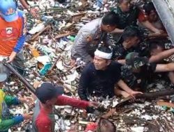 Dedi Mulyadi Tak Risih Angkat Dalaman Saat Terjun Bersihkan Sampah Sungai di Sukabumi