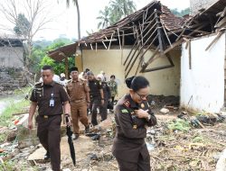 Kajati Jabar Bersama Persaja Bakti Sosial Korban Banjir Bandang