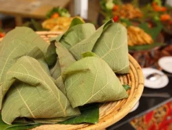 Lestarikan Tradisi, Daun Jati Jadi Pembungkus Wajib Makanan di Cirebon