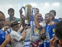 Perayaan Juara Persib di GBLA Kacau, Bojan Hodak Sesalkan Ulah Bobotoh