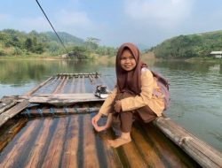 Nera, Murid SMA anu leumpang 2 Km Unggal Poé Naék Rakit ka Sakola