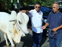 Wagub Jabar Erwan Setiawan Salurkan Hewan Kurban bagi Warga Sekitar Rumah Dinas