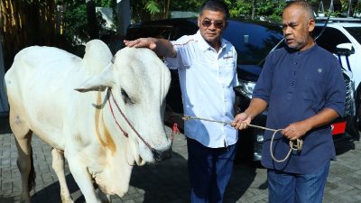 Wagub Jabar Erwan Setiawan Salurkan Hewan Kurban bagi Warga Sekitar Rumah Dinas