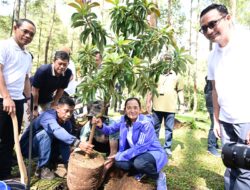 Peringati Harla Kejaksaan ke-80, Kejati Jabar Gelar Jalan Pagi dan Tanam 200 Pohon