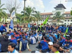 Ribuan Buruh  Serikat Pekerja Nasional Tuntut Naikan UMP  Sebesar 10,5 Persen