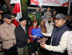 Wali Kota Bandung Turun ke Lapangan Salurkan Bansos Lansia