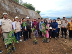 Kemenag Jabar Ajak Pasangan Pengantin Tanam Pohon di Lahan Reklamasi