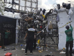 Penampakan Gerbang DPRD Jabar yang Dilempari Sampah Pendemo