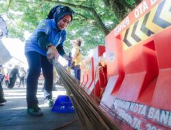 Bebersih Kota Bandung: Warga Kota Bandung Turun ke Jalanan Gelar Aksi Bebersih