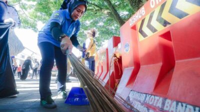 Bebersih Kota Bandung: Warga Kota Bandung Turun ke Jalanan Gelar Aksi Bebersih