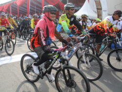 Lansia Penuh Semangat Kayuh Sepeda di Fun Bike TdL ke-8 2025  