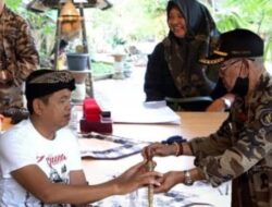 KDM Bertemu Pengrajin Tongkat Dari Belitung