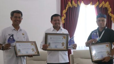 Dony Ahmad Munir Raih Penghargaan Bupati Peduli Radio dan Televisi