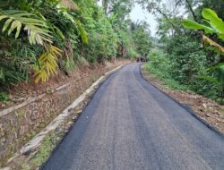 Jalan ke Desa Bangbayang Sudah Leucir di Hotmix, Ngageleser