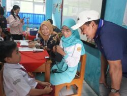 Bupati Sumedang Dony Hibur Anak yang Divaksin