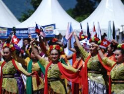 Tarian Jaipong Ronggeng Sadunya Sambut Pilot Paralayang yang Akan ‘Menari’ di Langit Sumedang