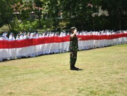 Pelajar Bentangkan Merah Putih Sepanjang 80 Meter di Buahdua Sumedang