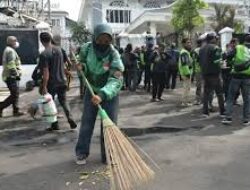 Massa Driver Ojol di Bandung Gelar Aksi Bersih-bersih di Titik Demo