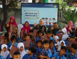 Kajari dan Kepala Dinas Pendidikan Uji Coba Interactive Flat Panel Program Presiden RI