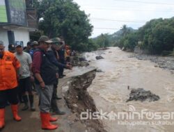 Bupati Sukabumi Didampingi Forkopimda serta Camat Cisolok Pastikan Bantuan Tepat Sasaran   
