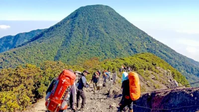 Terlalu Banyak Sampah, Jalur Pendakian Gunung Gede Pangrango Ditutup
