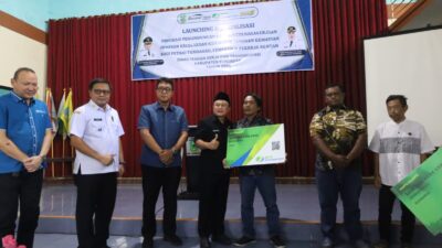 Lindungi 3.247 Pekerja Rentan, Bupati Dian Serahkan Kartu BPJS Ketenagakerjaan