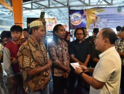 Bupati Dian Serahkan Stimulan bagi 367 PKL Tiga Puspa