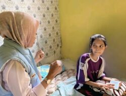 Bunda Ela Kunjungi Penderita TB Tulang, Berikan Bantuan dan Dukungan Kontrol Kesehatan