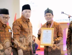 Bupati Kang DS Ngalélér Pangajén Wredatama Nugraha Utama jeung Medali Kehormatan