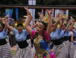 Penari Sanggar Ayodya Pala Serempak Bawakan Tarian Khas Daerah Nusantara