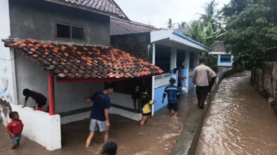 Sungai Cipacing Meluap, Rumah Warga di Kampung Gunung Limbangan Garut Terendam