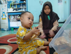 Zulfa Siswi MTs Garut Gendong Adik Down Syndrome ke Sekolah, Juga Sambil Jualan
