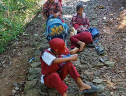 Nasib Anak-anak Cikondang Garut, Berangkat Sekolah Lalui Jalan Curam dan Berbatu Sejauh 3 Kilometer
