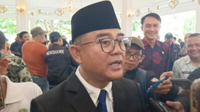 U Kusmana, Sekretaris Daérah Kuningan Anyar, Baheulana Penjaga Sakola