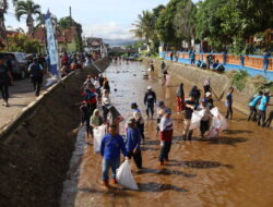 KORPRI Bersama Warga Bersihkan Sungai Surakatiga